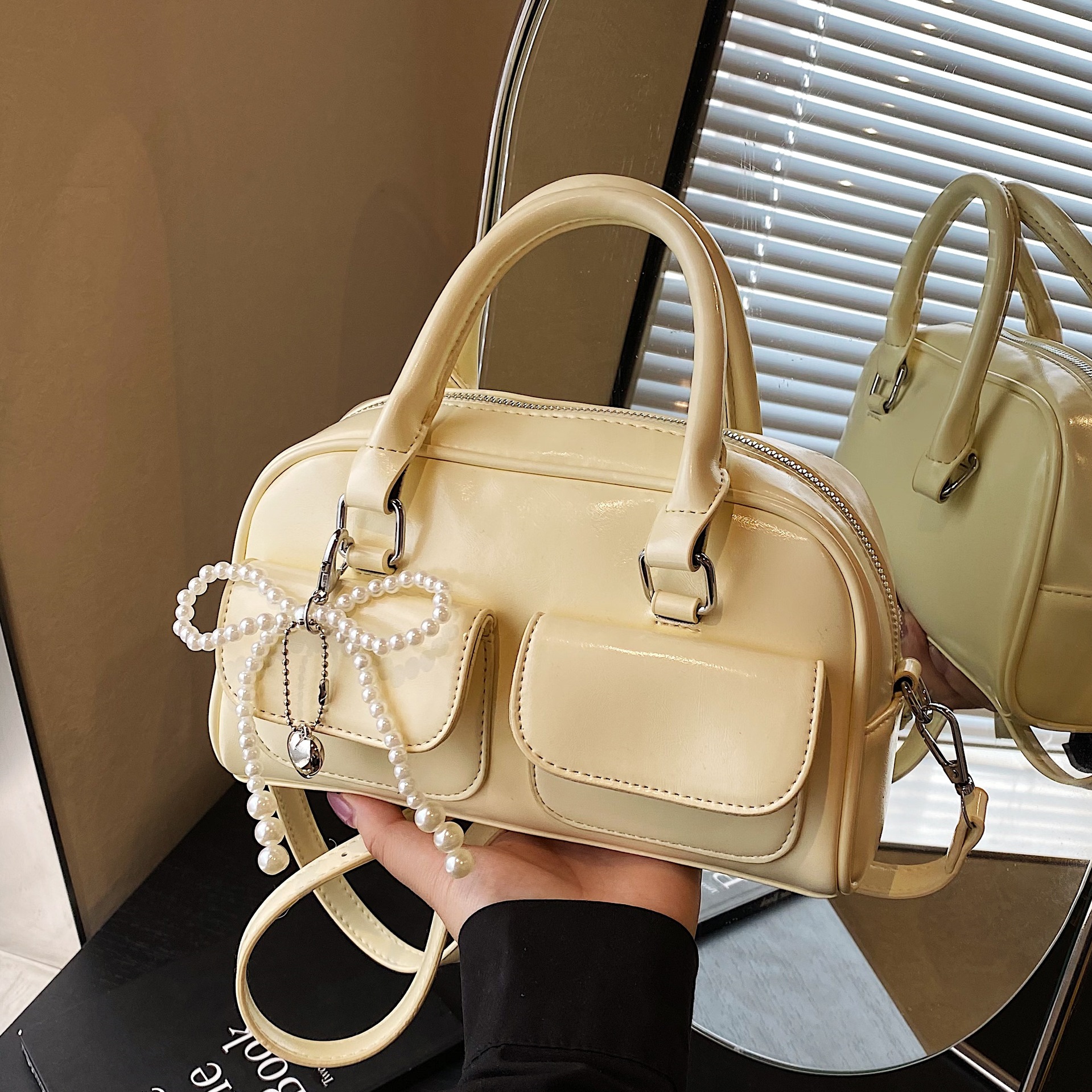 This Korean niche and simple underarm Boston women's bag exudes a sense of sophistication and is versatile for commuting. It features multiple pockets and is a casual single-shoulder small square bag full figure