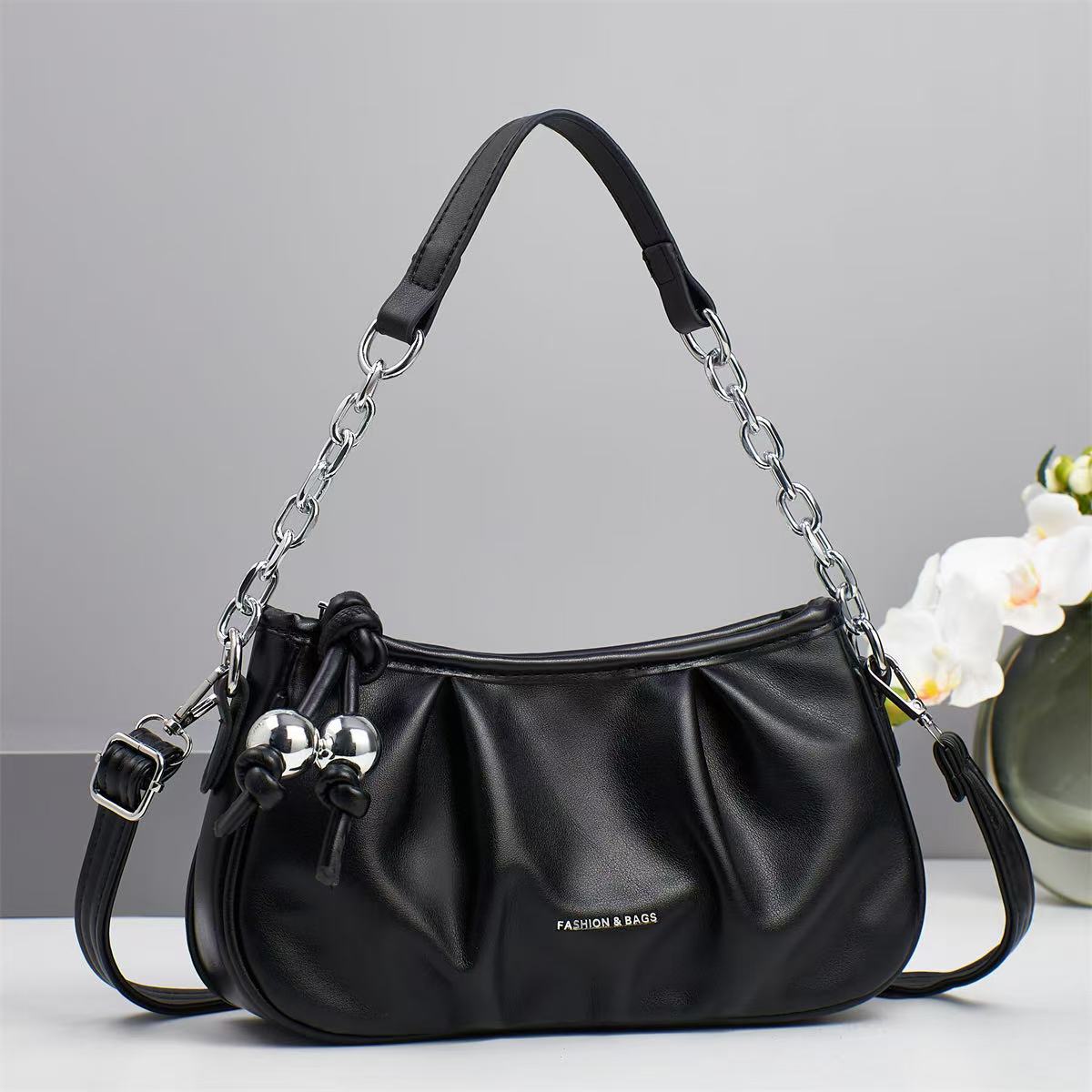 The new pleated and fashionable cloud bag is simple and of high appearance level. It is a small chanel-style handbag and a cross-border single-shoulder crossbody bag of high appearance level full figure