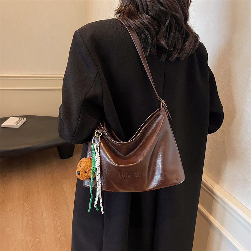 High-end Maillard women's 2024 crossbody retro and versatile single-shoulder bag, large-capacity crossbody bucket bag Application Scenario
