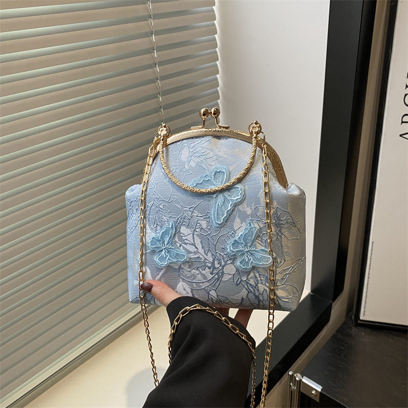 This is a retro and fashionable single-shoulder crossbody bag with a bow design from a niche handbag for spring/Summer 2025. It's a women's vegetable basket bag full figure