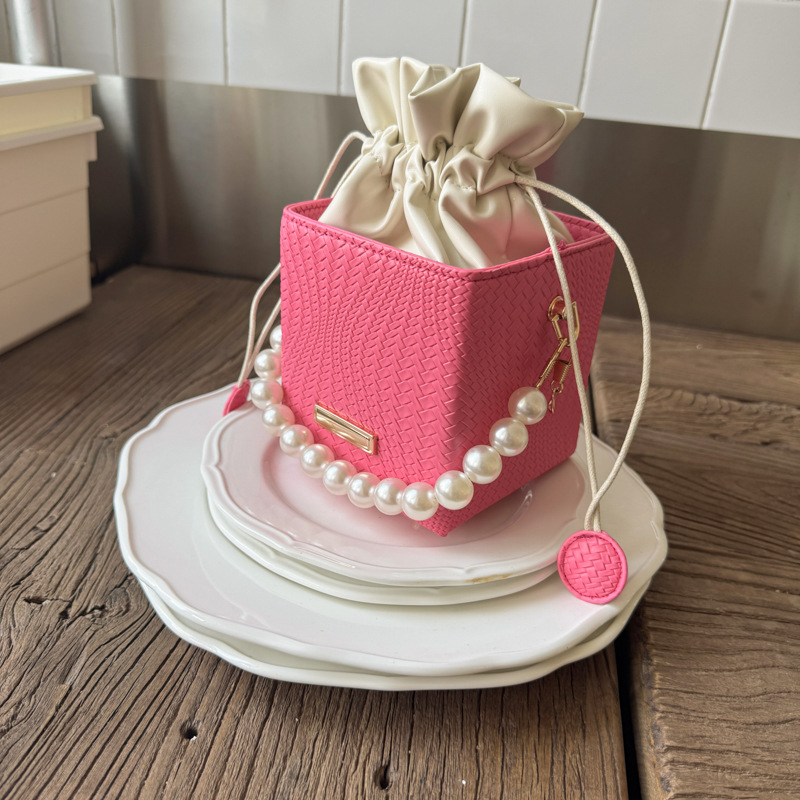 This is a trendy and stylish bucket bag designed for the summer of 2025. It is a fresh and elegant single-shoulder crossbody bag for women full figure