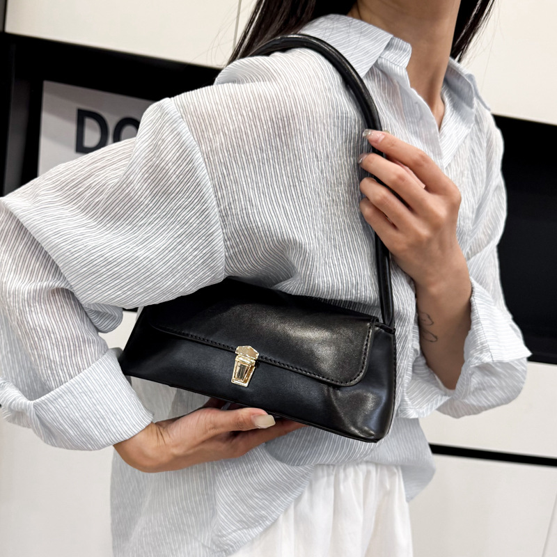 The 2025 summer new women's baguette bag is a fashionable and retro underarm bag that is versatile and elegant. It is a hand-held bag with a refined and stylish shoulder style details Picture