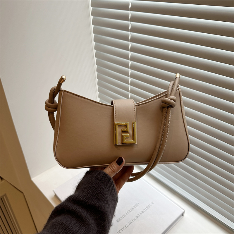 Textured and fashionable handbag, trendy crescent bag, 2025 new style, solid color, French style, belt buckle crossbody bag full figure