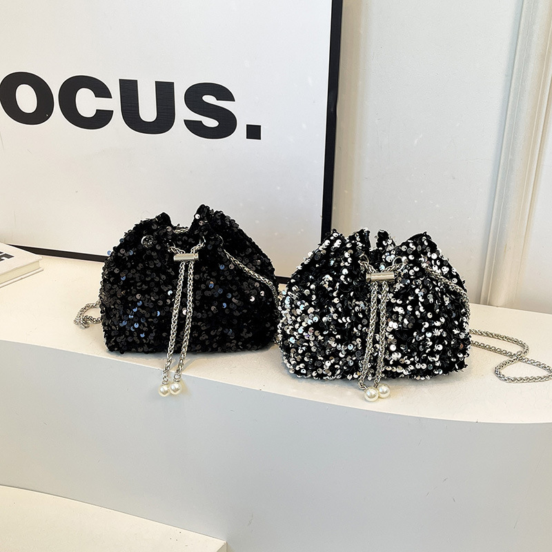 Fashionable and individual sequined bucket bag for women, 2024 new style, stylish Korean-style single-shoulder bag, crossbody dinner bag, trendy pleats Application Scenario