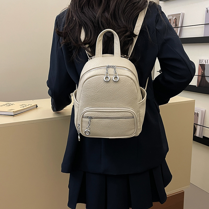 The new Spring/Summer 2025 collection is a versatile and simple handbag that exudes a high-end, fashionable and trendy vibe for women details Picture