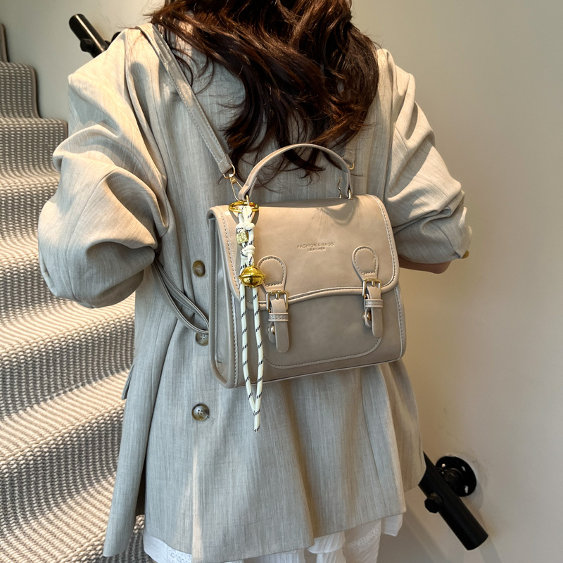 Retro college style patchwork versatile handbag for women 2025 new high-end texture fashionable and trendy Korean-style backpack Application Scenario
