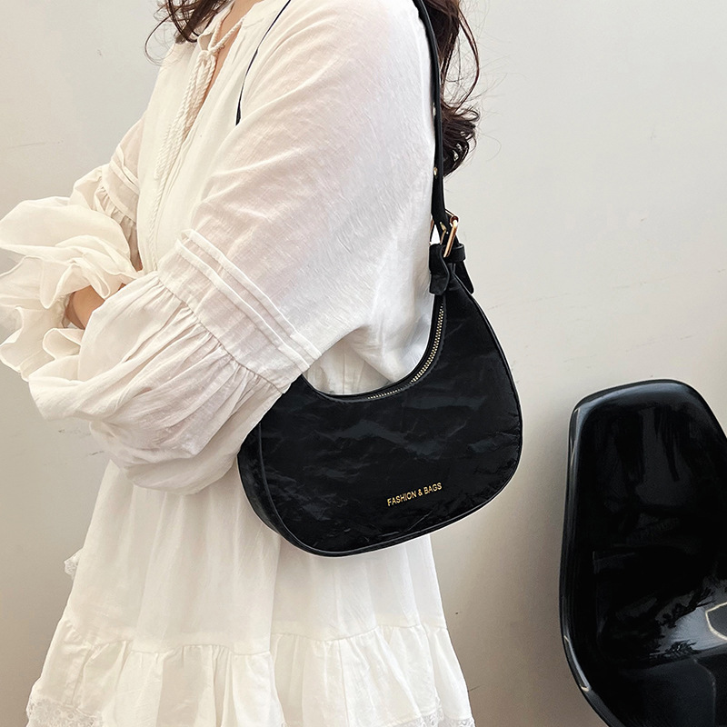 The 2024 new trendy women's crossbody and hand-held half-moon bag is a fashionable, high-quality, portable and large-capacity single-shoulder commuter bag details Picture