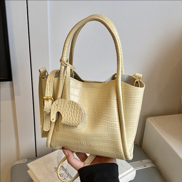 A new, stylish and versatile single-shoulder crossbody bag for women in 2025, featuring a crocodile pattern and large capacity for commuting full figure