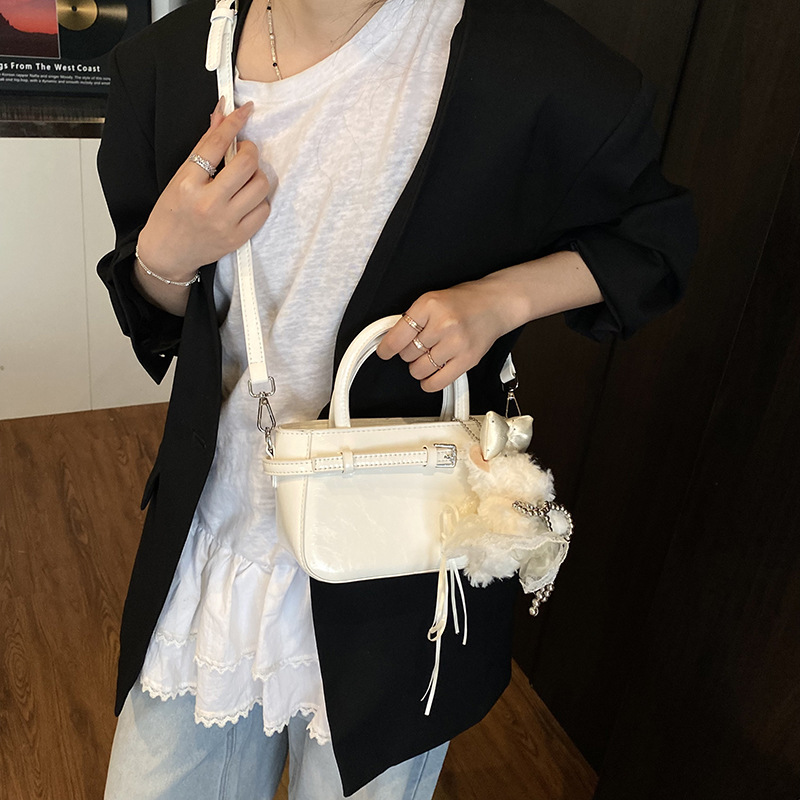 A retro and high-end hand-held small square bag for women in the summer of 2025, a fashionable and stylish solid color single-shoulder crossbody bag for commuting Application Scenario