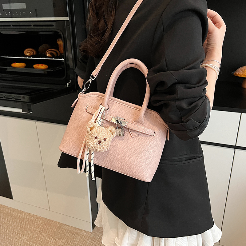 The new Korean version of the 2025 summer collection is a super popular and versatile handbag. It's a stylish and elegant single-shoulder bag with lychee patterns and a light luxury crossbody bag details Picture