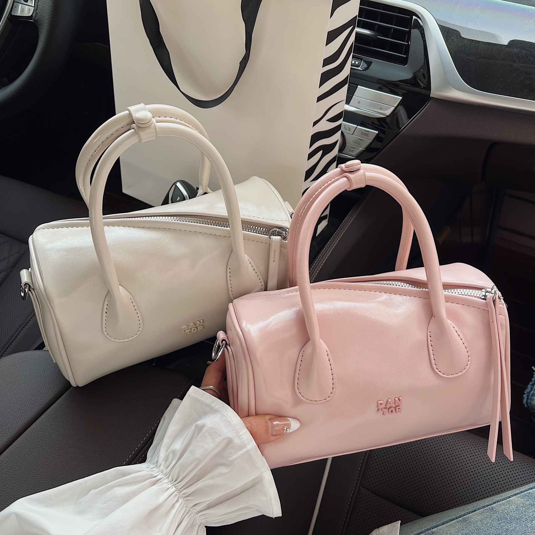 A niche fashion handbag for women, a 2025 new summer simple pillow bag, a versatile Boston crossbody bag full figure