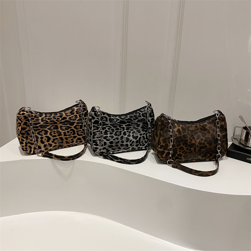 The new autumn cross-border women's bags are fashionable and trendy leopard print single-shoulder bags, versatile small crossbody bags and commuting bags Application Scenario