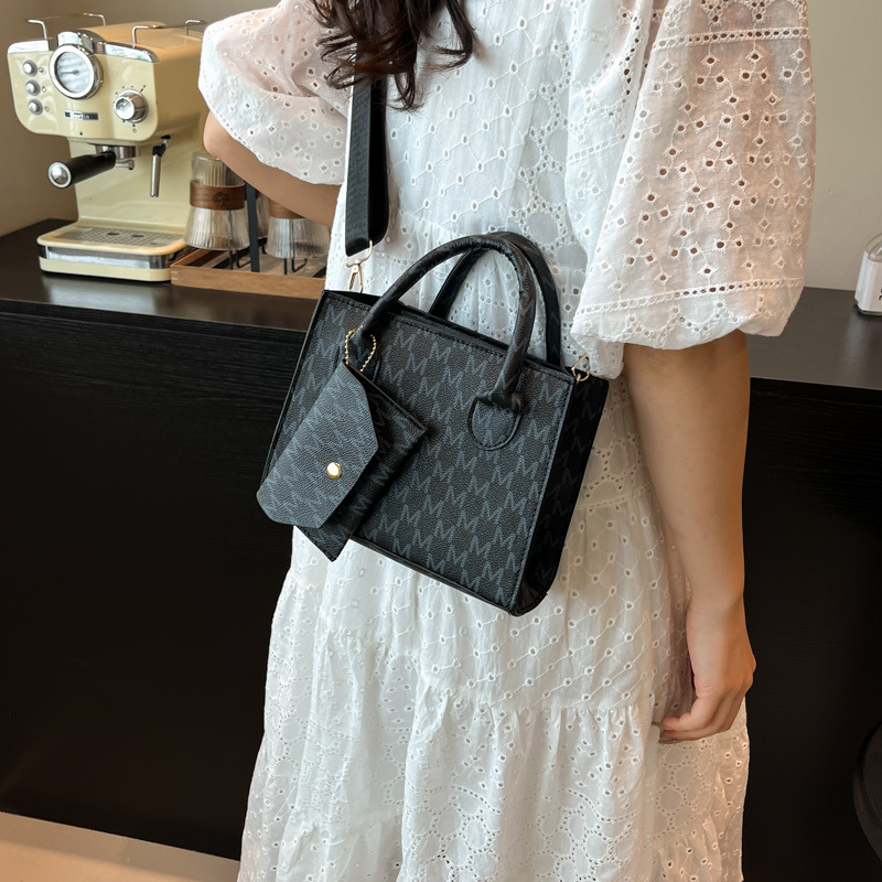 2025 New retro niche mini hand-held square bag for women, a high-end Korean style, fashionable and casual single-shoulder crossbody bag Specification drawing