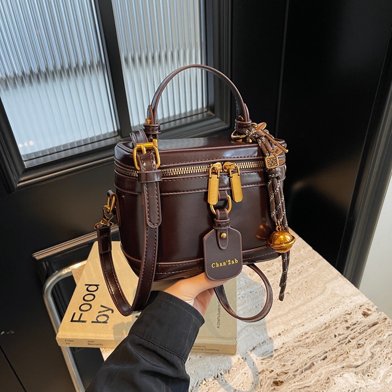 This year, the 2024 new stylish hand-held box bag for women with small bags is in vogue. It features a high-end retro texture and a stylish crossbody bag Specification drawing