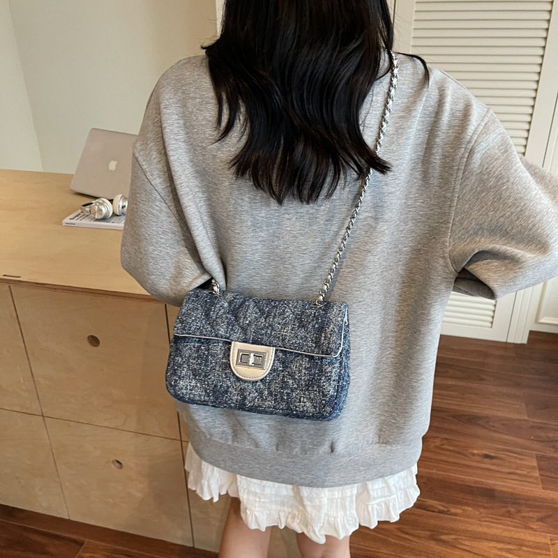 Cross-border small square bag, diamond-shaped chain underarm bag for women, 2025 new trendy single-shoulder bag, denim versatile crossbody bag Application Scenario