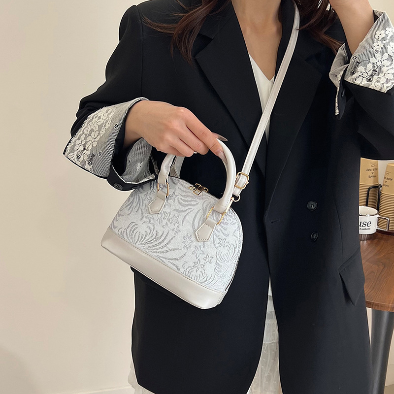 A fashionable and high-quality hand-held shell bag, a new contrasting color embroidered single-shoulder crossbody bag for women's summer, a casual and simple commuting bag Specification drawing