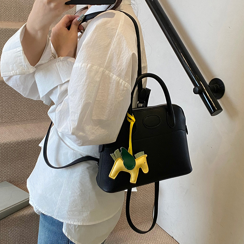 A high-end, light luxury handbag for women, 2025 new style, fashionable, simple and niche backpack, stylish and versatile shell bag Application Scenario