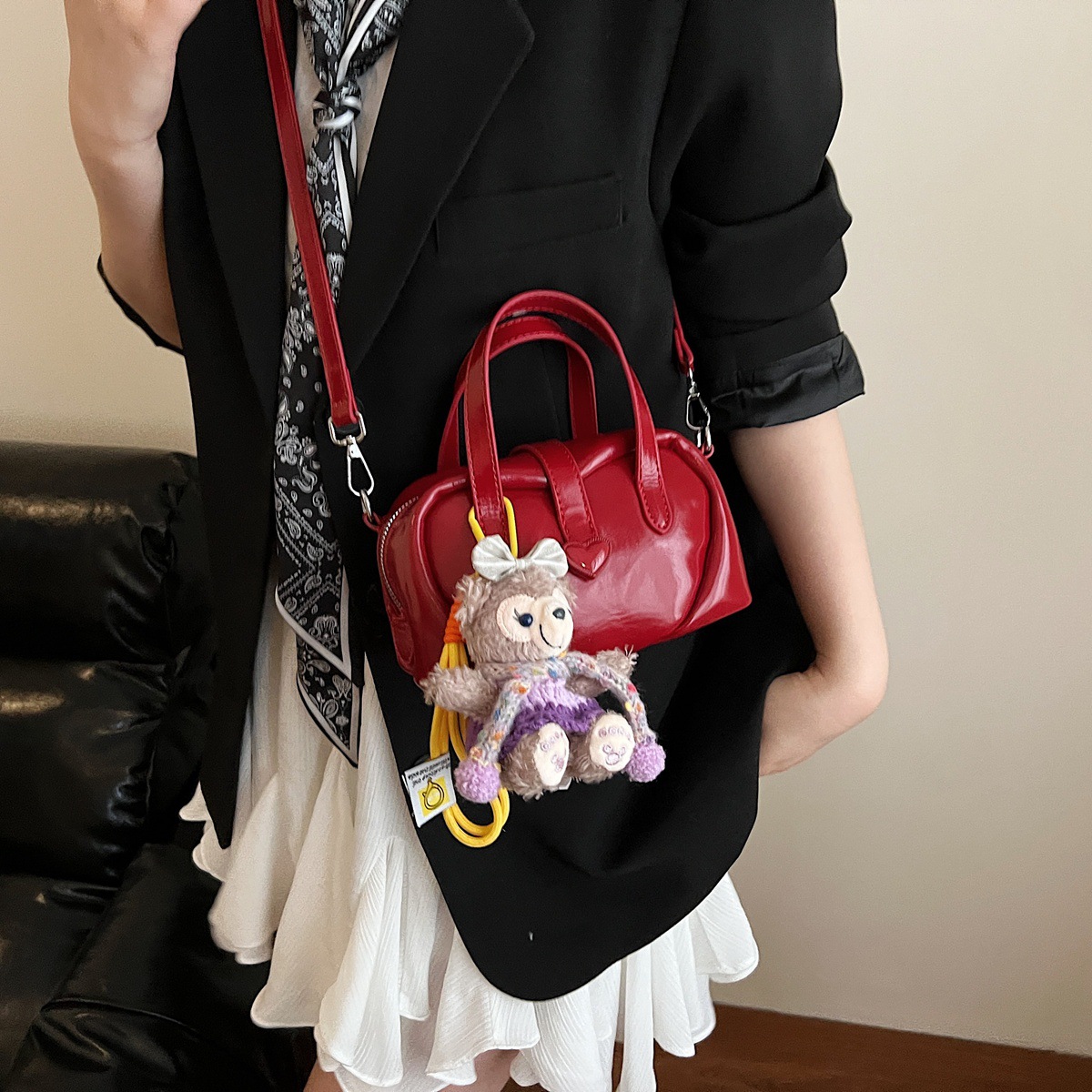 The 2025 new high-end quality trendy hand-held small square bag for women is fashionable, stylish, light luxury and versatile. It is a single-shoulder crossbody bag for women Application Scenario