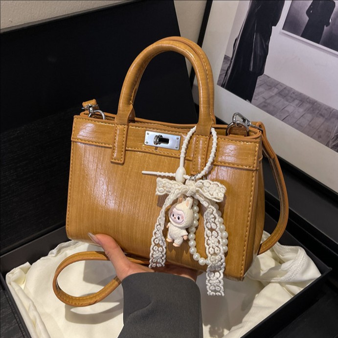 A simple, casual and niche design handbag for women in 2025, a trendy and fashionable single-shoulder bag with a high-end quality crossbody bag full figure