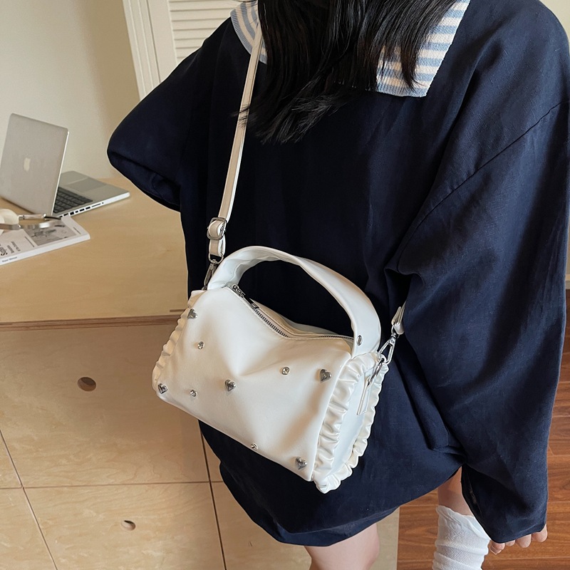 Casual pillow bag, large capacity handbag for commuting, 2025 summer new style, fashionable single-shoulder bag, trendy crossbody bag for women Application Scenario