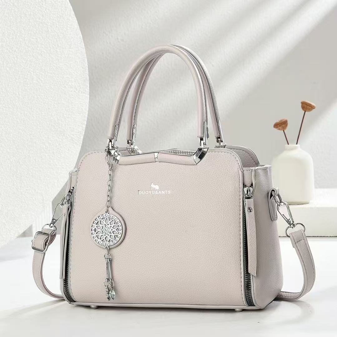 The new women's handbag is fashionable, versatile, casual, cross-border, trendy, single-shoulder bag with a high-end feel, simple and large capacity crossbody bag details Picture