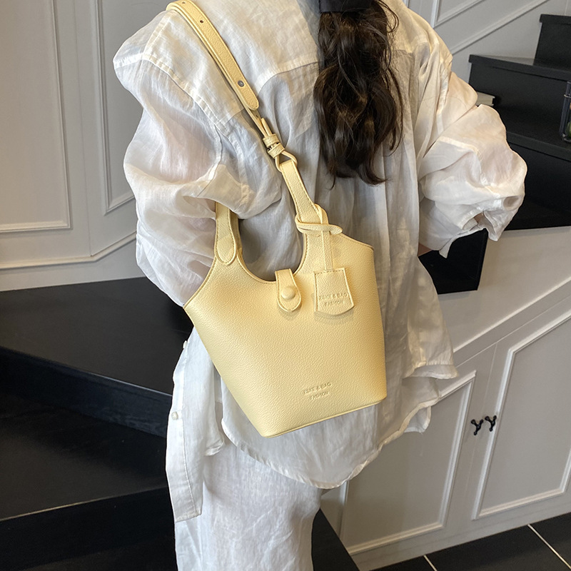 Korean fashion trend bucket bag for women 2025 new style simple and versatile single-shoulder bag, high-end quality commuting crossbody bag details Picture