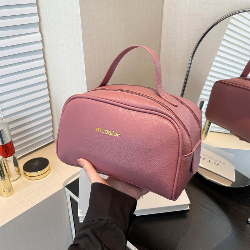 This is a new stylish Korean-style handbag for the autumn of 2024, featuring a retro, simple and elegant texture. It is a casual and commuting hand-held pillow bag full figure