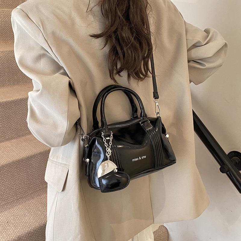 Retro and fashionable bowling handbag 2025 new style Boston pillow bag crossbody bag Casual Japanese and Korean single-shoulder bag Application Scenario
