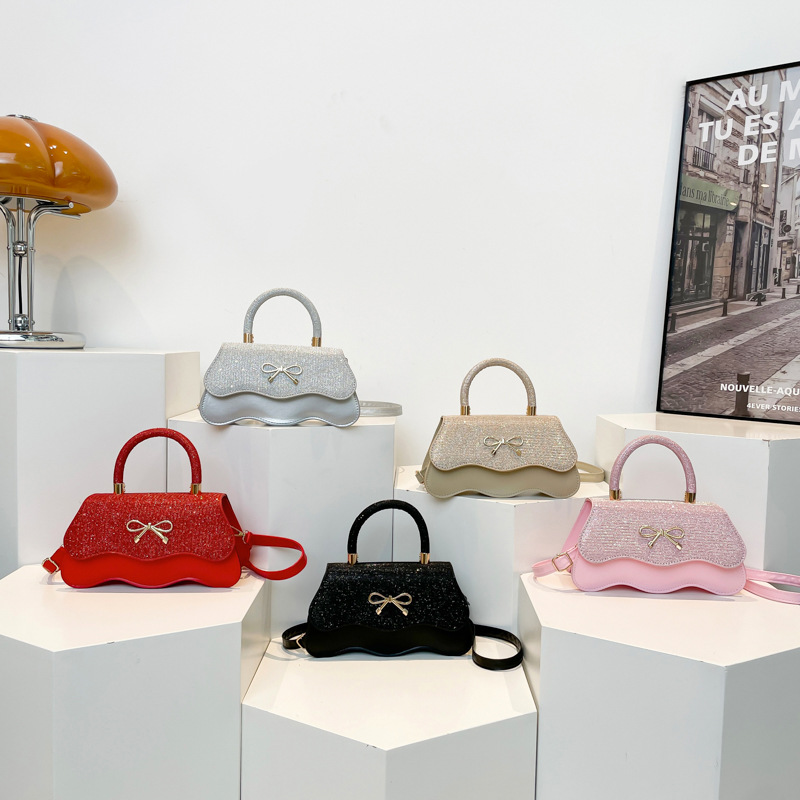 Cross-border high-end women's bag 2025 Spring New Style Quality commuter crossbody bag, fashionable and versatile single-shoulder bag, cross-border trend Application Scenario
