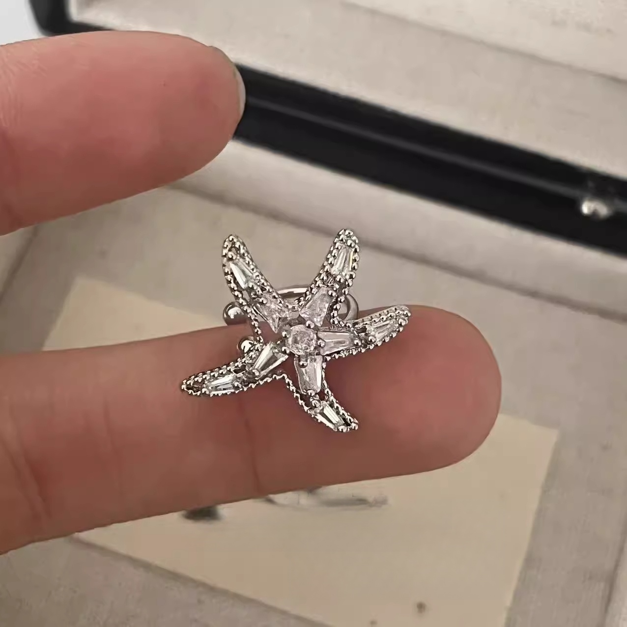 Xuhui brand exquisite and light luxury copper plated with real gold and zirconia 925 silver needle starfish stud earrings, fashionable and elegant Application Scenario