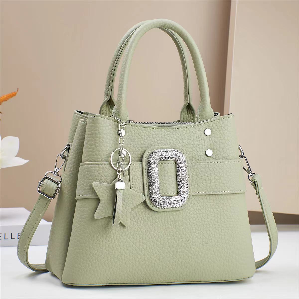 A best-selling crossbody bag for women, a trendy large handbag, a versatile new spring collection for 2024, from a manufacturer specializing in foreign trade for ladies Application Scenario