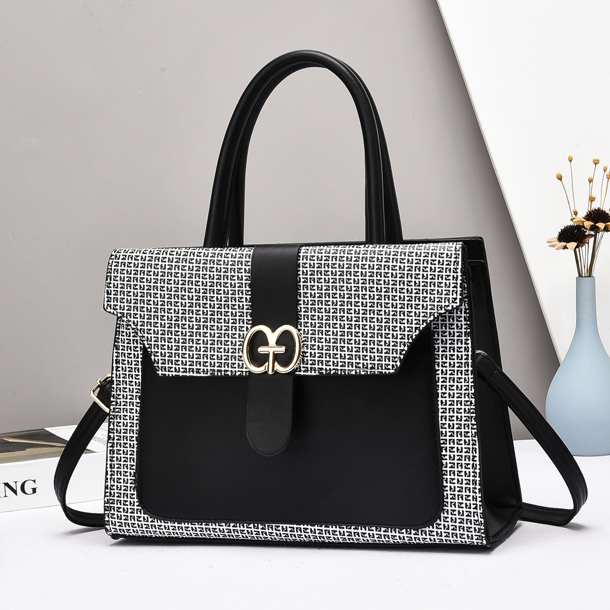New women's handbag for spring 2025, a retro single-shoulder bag with a fashionable and niche design, a crossbody small square bag Application Scenario