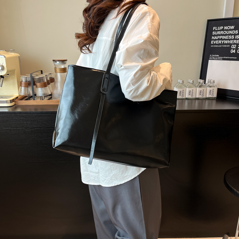 This year, a stylish and elegant retro commuter handbag is in vogue. The new spring 2025 model is a stylish single-shoulder underarm tote bag details Picture