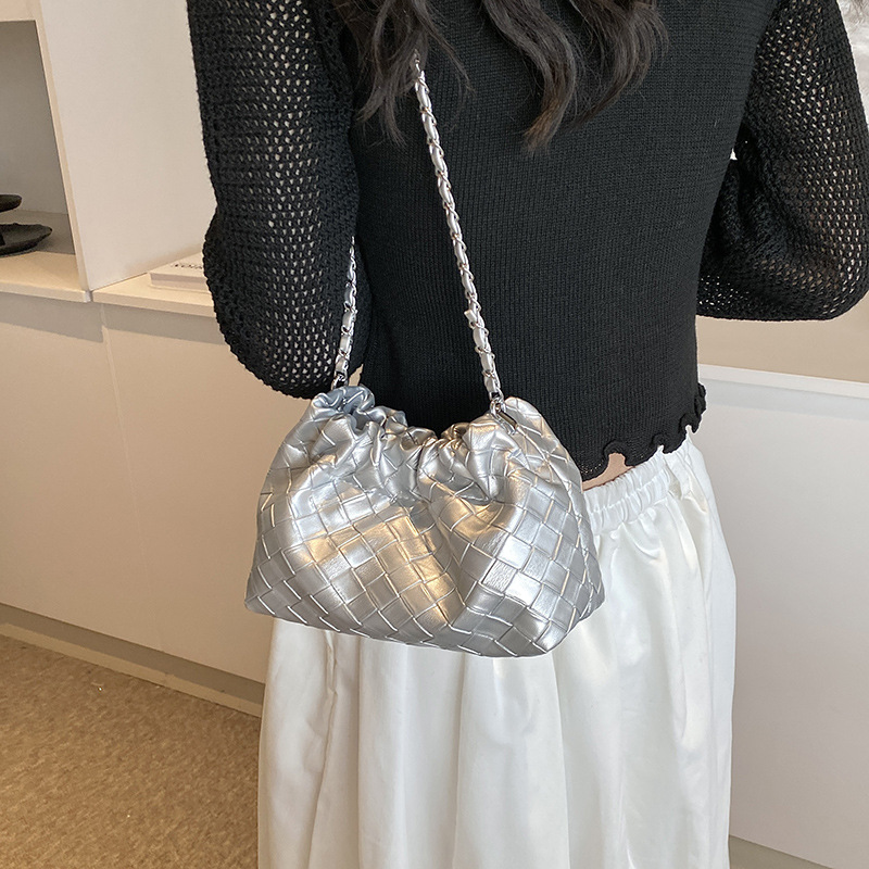 Korean-style pleated drawstring bucket bag, a trendy and versatile single-shoulder bag for women, a new summer 2025 niche casual crossbody bag details Picture