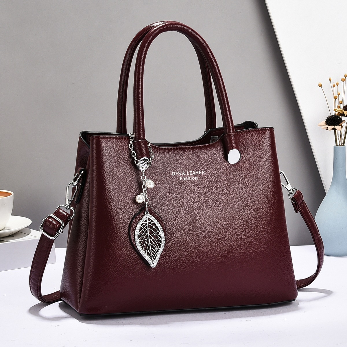 Mother's Day gift bag for Women 2025 New high-end commuter crossbody bag, fashionable and versatile for middle-aged mothers Application Scenario