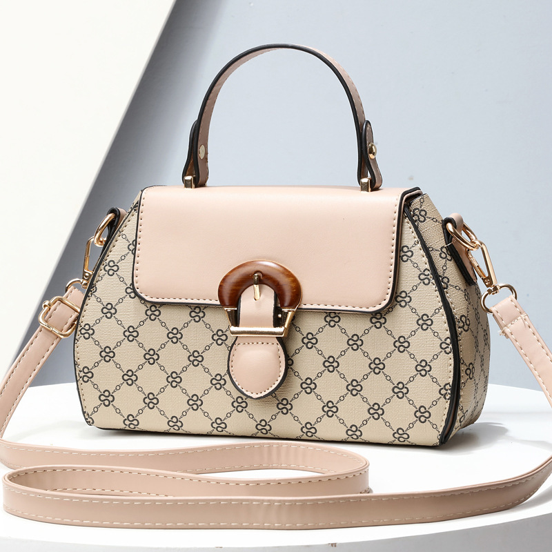A new cross-border printed casual gift for middle-aged women, a single-shoulder crossbody bag for mom Application Scenario