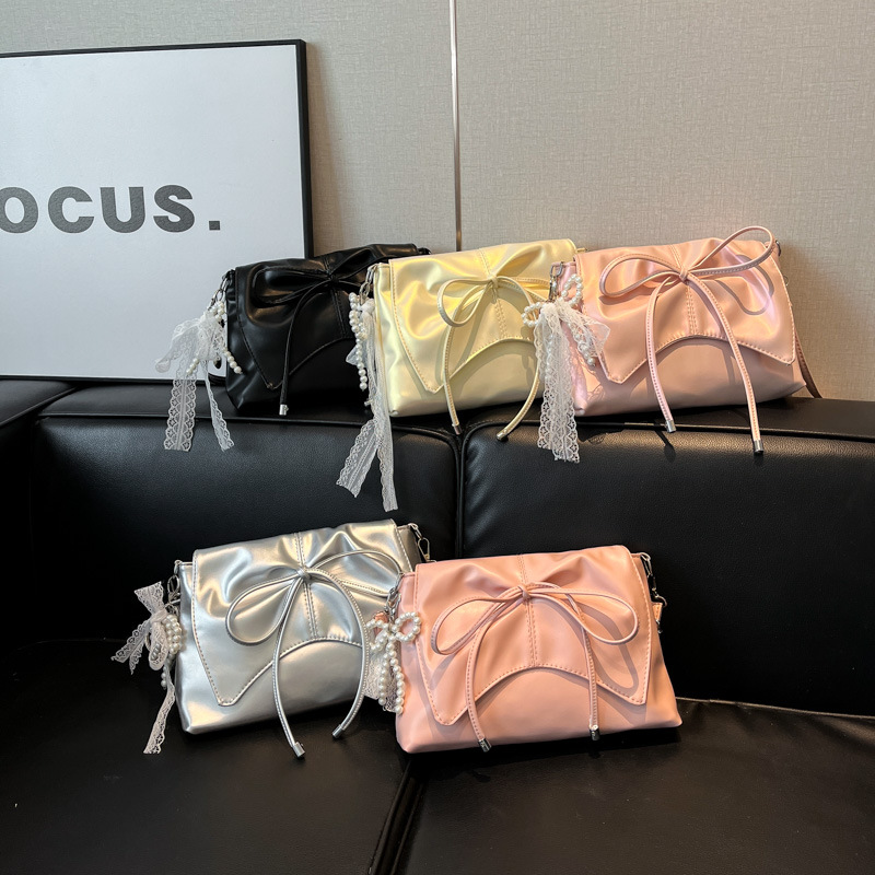 Large-capacity women's summer 2025 new style casual bow crossbody bag, high-end and stylish commuter tote bag Application Scenario