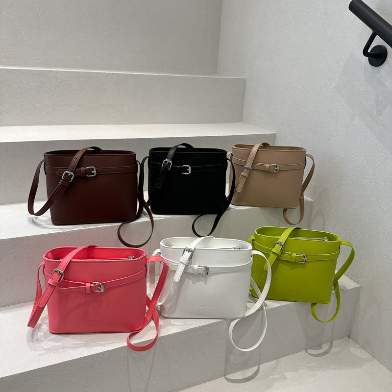 The fashionable dopamine-colored simple lychee pattern bucket bag is versatile, with a casual and niche design. It's a crossbody bag Application Scenario