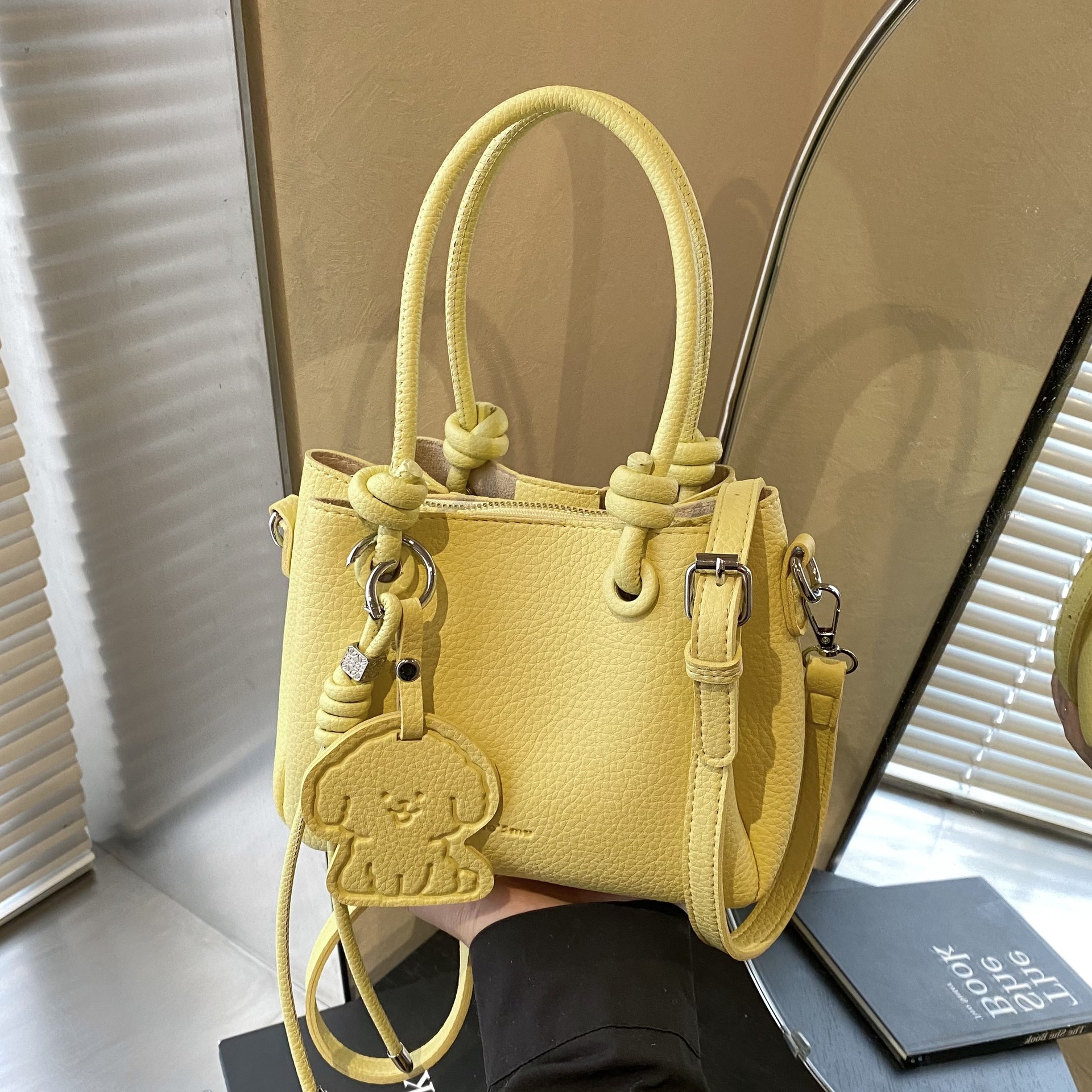 A new trendy spring fashion bucket bag and versatile crossbody bag for women in 2025 with lychee pattern from foreign trade full figure