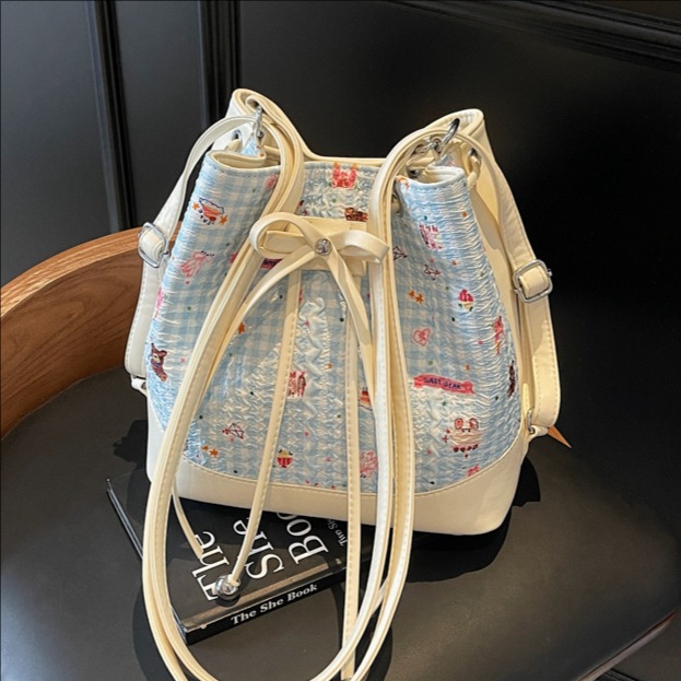 The new summer 2025 fashion and casual large-capacity single-shoulder bucket bag exudes a sense of sophistication for women. It is a versatile and stylish printed backpack full figure