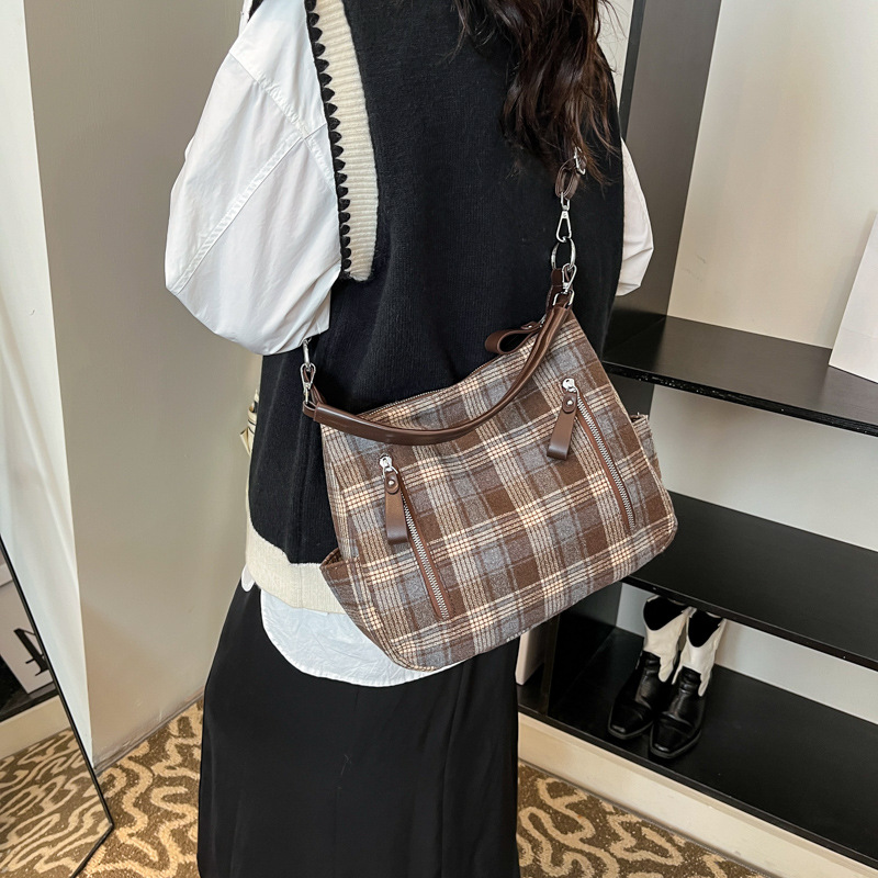 A retro and artistic checkered large-capacity bag for women, a new 2024 underarm bag with a niche design, a crossbody bag for work and commuting Application Scenario