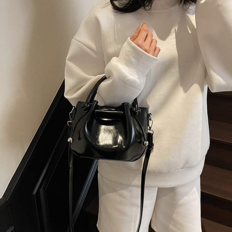 Korean style Instagram color-blocking fashion hand-held bucket bag for women 2025 new simple and versatile single-shoulder bag and crossbody bag Application Scenario