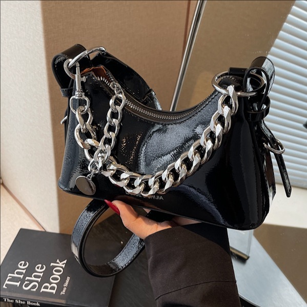 The 2025 new stylish and versatile single-shoulder underarm bag, a cross-border retro chain hand-held baguette bag full figure