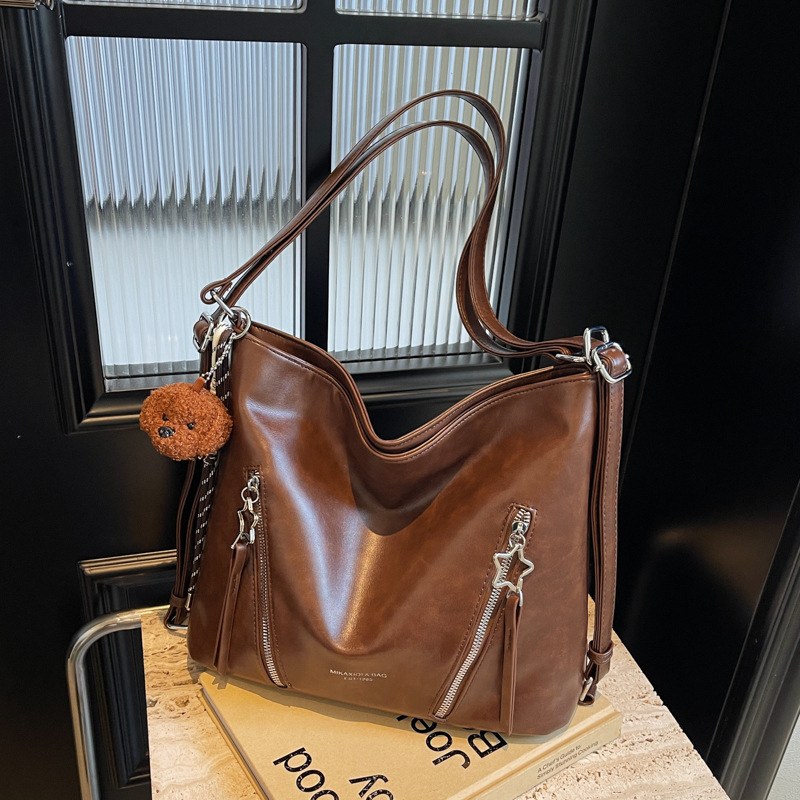 A new Korean version of a niche backpack for women in 2024, featuring a trendy and fashionable large-capacity single-shoulder bag and a high-end commuter tote bag details Picture