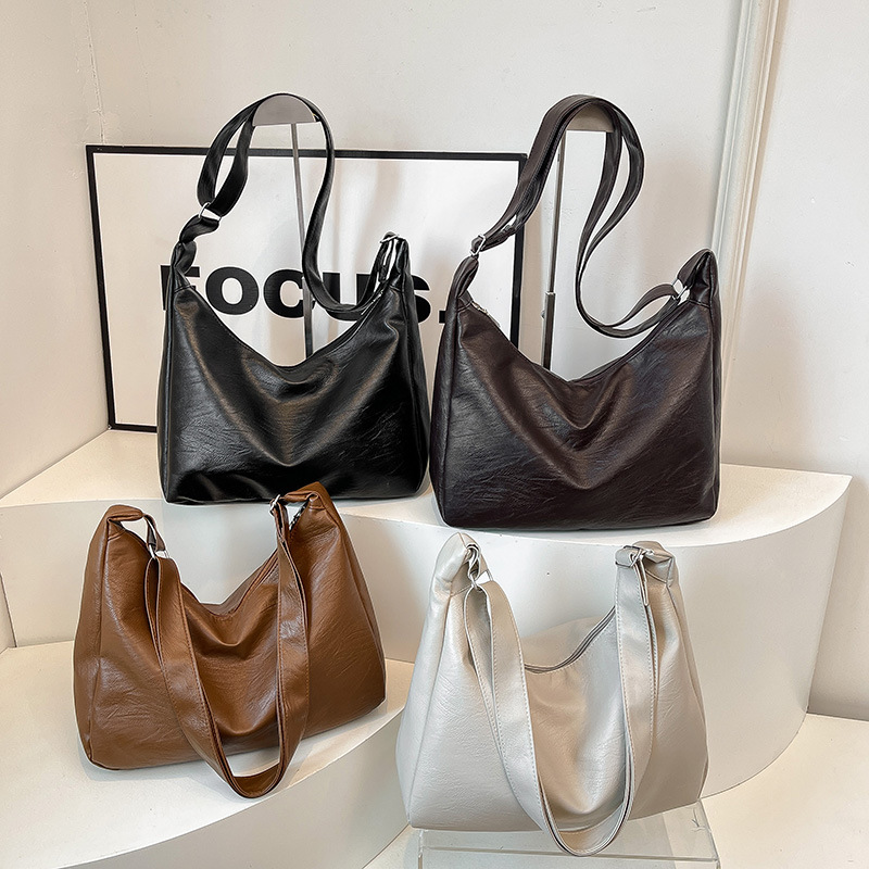 New large-capacity single-shoulder bag for cross-border commuting in the Korean style, a fashionable and retro mother-and-child bag for women, a casual and versatile tote bag Application Scenario
