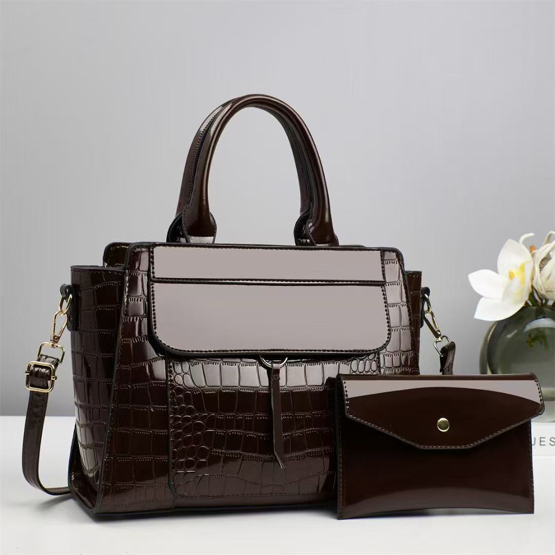 Black large bag for women, 2024 new trendy Korean style, fashionable and versatile crossbody bag, large capacity single-shoulder hand-carry wing bag Application Scenario