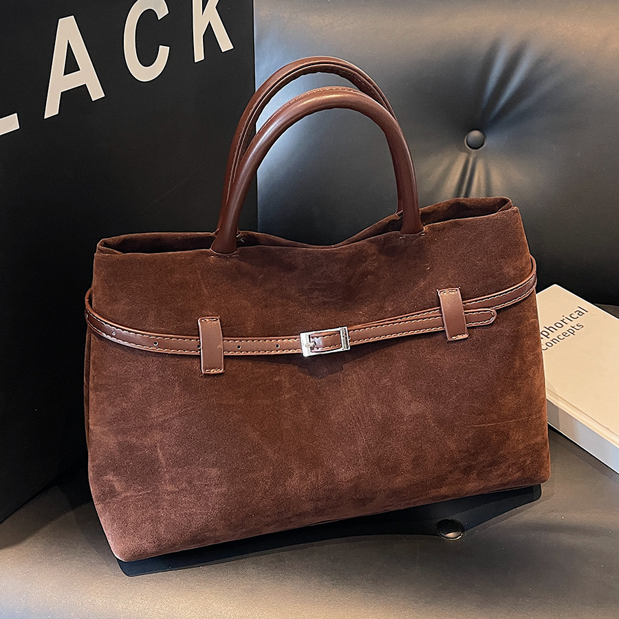 Matte retro bag for women, large capacity, new 2024 casual, fashionable and versatile handbag, a must-carry for work and commuting full figure