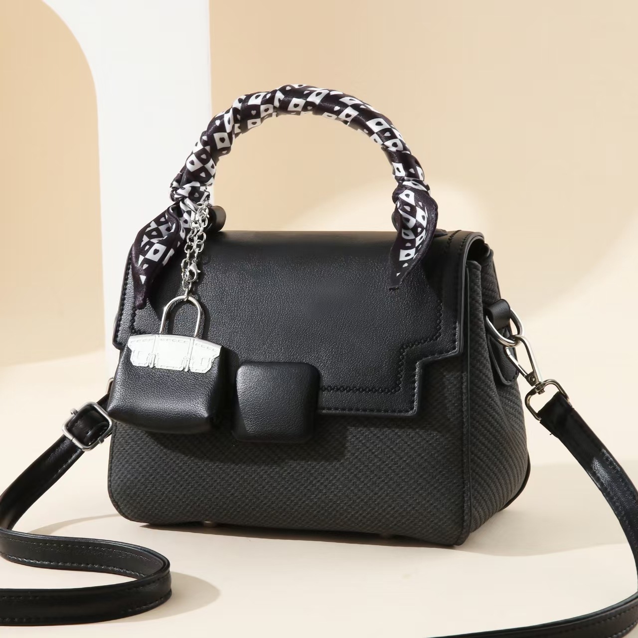 The new 2025 stylish and trendy small square bag for women is a versatile and popular single-shoulder solid color simple crossbody bag full figure