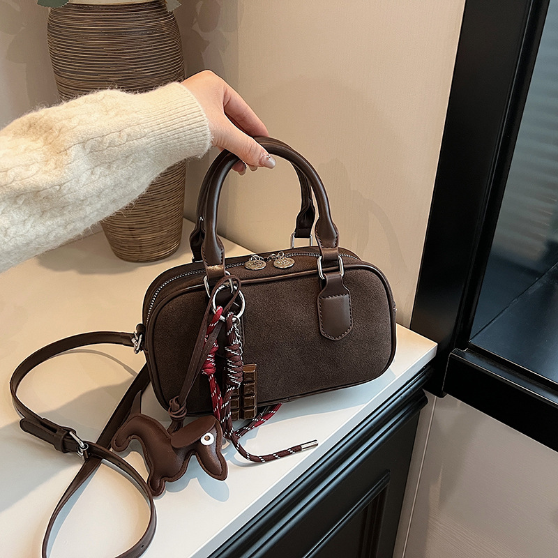 French niche hand-held small bag for women, 2024 new trendy retro matte versatile crossbody bag, single-shoulder Boston bag details Picture