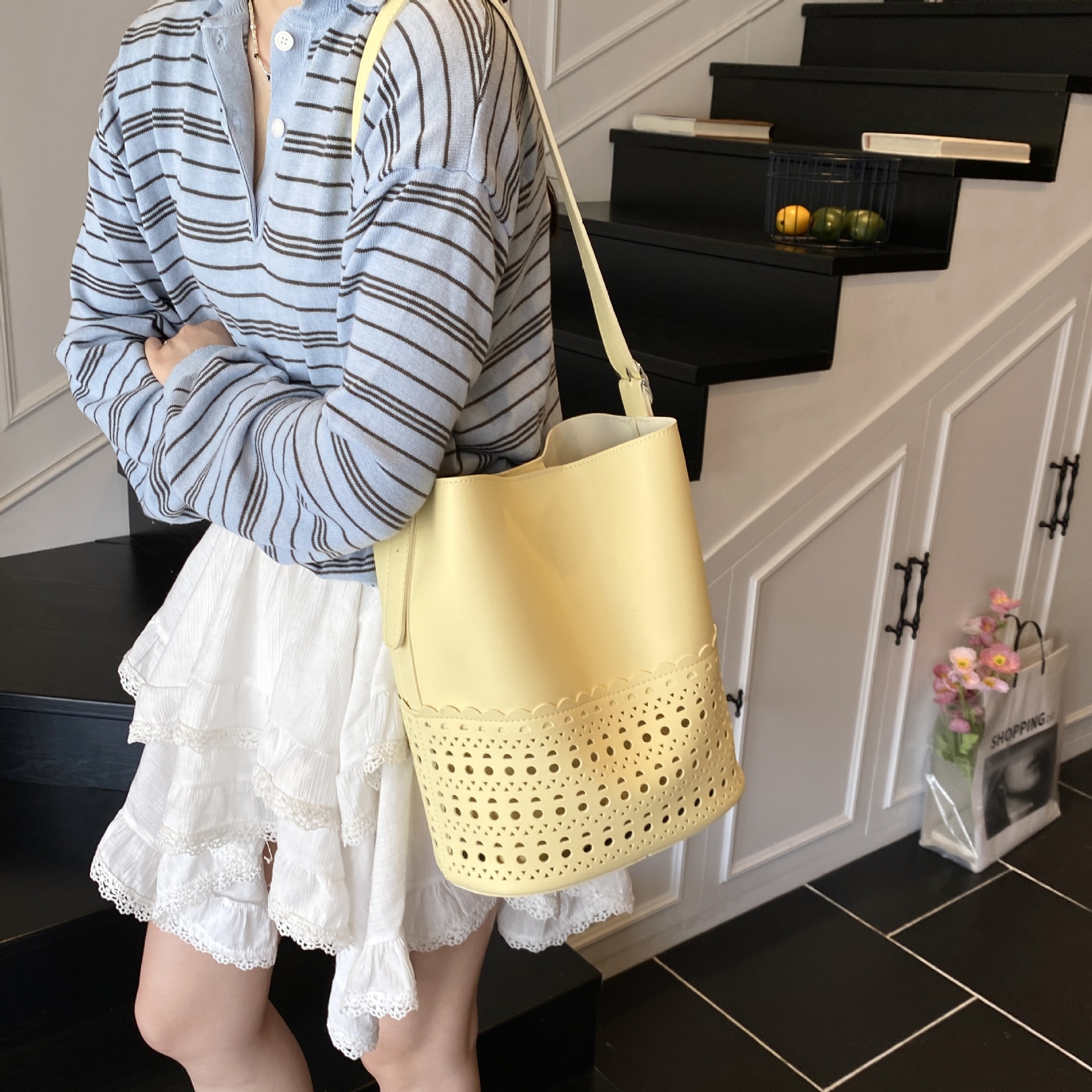 2025 New high-end hollowed-out large-capacity tote bag, women's bucket bag, commuter single-shoulder bag, hand-held crossbody bag Specification drawing